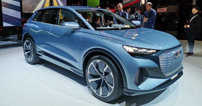 Interni hi-tech. Ambiente connesso e digitale a bordo della Q4 e-tron concept che introduce novità anche per quanto riguarda il virtual cockpit diventato ormai una firma tecnologica dei Quattro anelli 