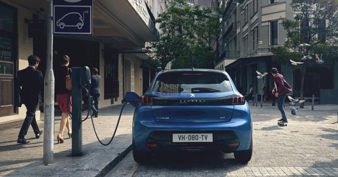 Olografico.La nuova generazione di  Peugeot 208  offre un quadro strumenti digitale «i-Cockpit» con visualizzazione 3D: le informazioni sono proiettate come se fossero un ologramma  