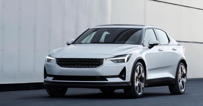 A batteria. La Polestar 2 sfrutta la piattaforma Volvo Cma  . La  batteria li-ion  da 78 kWh assicura 500 km di automia.Monta   due elettromotori per un totale di 408 cv e  660 Nm 