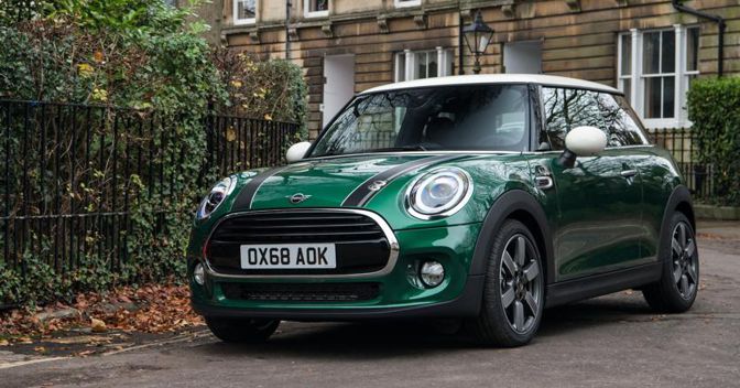 Celebrativa.  La John Cooper Works GP  prodotta in 3mila esemplari, per i 60 anni di Mini. Monta un 4 cilindri da 300 cavalli che la rende la Mini stradale più veloce e potente di sempre 