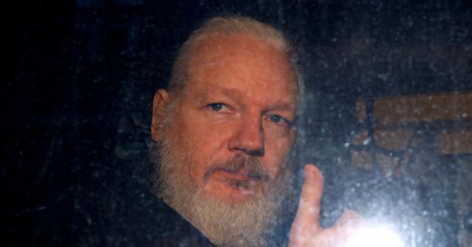 Il 47enne attivista e giornalista australiano Julian Assange, fondatore di WikiLeaks, è stato prelevato per conto degli Usa dalla sede diplomatica dell'Ecuador a Londra, dove viveva come rifugiato politico (Reuters) 