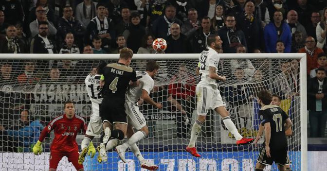 Il gol di Matthijs de Ligt, capitano dell’Ajax che di testa sigla il 1-2 ed elimina la Juventus 