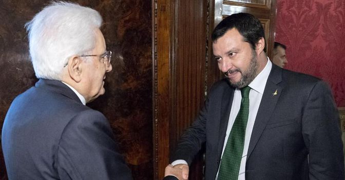 Da sinistra a destra, il Presidente della Repubblica Sergio Mattarella e il vicepremier e ministro dell’Interno Matteo Salvini (foto Ansa)  