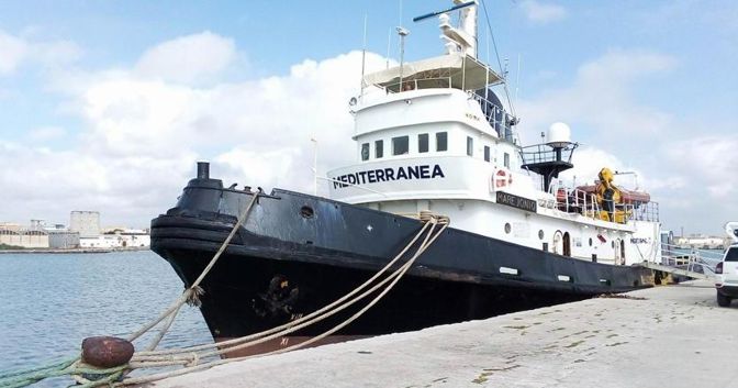 La “Mare Jonio” di Mediterranea Saving Human, unica nave battente bandiera italiana che soccorre i migranti al largo della Libia (foto Ansa) 