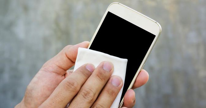 Cinque cose da non fare per pulire lo schermo dello smartphone - Il Sole 24  ORE
