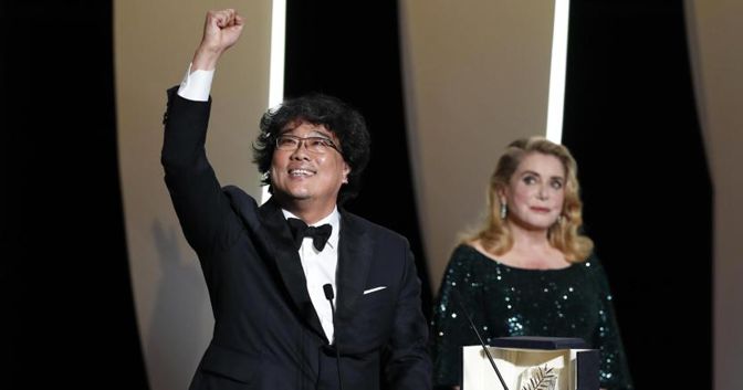Da sinistra a destra, il vincitore della Palma d’Oro al Festival di Cannes 2019, il regista sudcoreano Bong Joon-ho e l’attrice francese  Catherine Deneuve (foto Epa)    