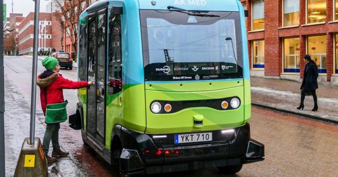 Uno dei piccoli bus verdi e azzurri senza autista (Marka) 