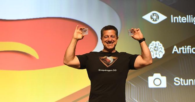 Alex Katouzian, vicepresident Qualcomm responsabile dei processori, mostra alla platea di Maui (Hawaii) il nuovo Snapdragon 855
