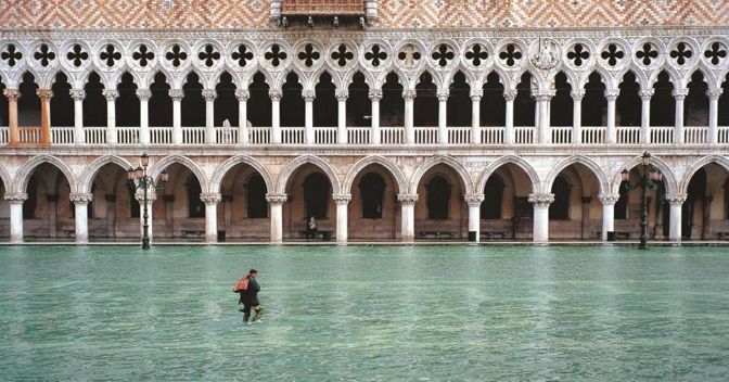 Fulvio Roiter Acqua alta in Piazzetta San Marco, 2002 © Fondazione Fulvio Roite 
