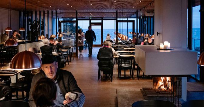 La cafeteria del Louisiana Museum of Modern Art, con vista sul mare 