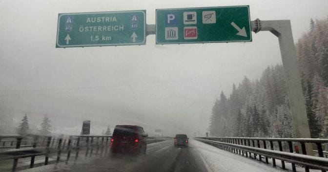Le corsie sull'autostrada A22 coperte dalla neve in Alto Adige al confine con l'Austria. (ANSA/Roberto Tomasi) 