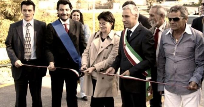 L'inaugurazione del casello di Capannori, sull'A11, nel luglio 2008. Il primo sulla destra è il costruttore, Mario Vuolo, padre di un pluripregiudicato affiliato alla camorra; il primo a sinistra è Gianni Marchi, impiegato di Aspi per il quale la Procura di Roma ha chiesto il rinvio a giudizio  