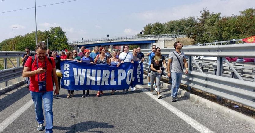 Whirlpool, i lavoratori bloccano l’autostrada: «No alla cessione». De Luca: fare di tutto per trattenere l’azienda
