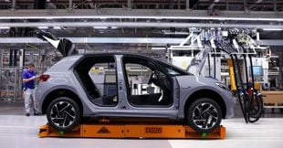 Linea di produzione della nuova auto elettrica Volkswagen, il modello ID.3, presso la fabbrica di automobili Volkswagen a Zwickau, Germania orientale. (RONNY HARTMANN / AFP) 