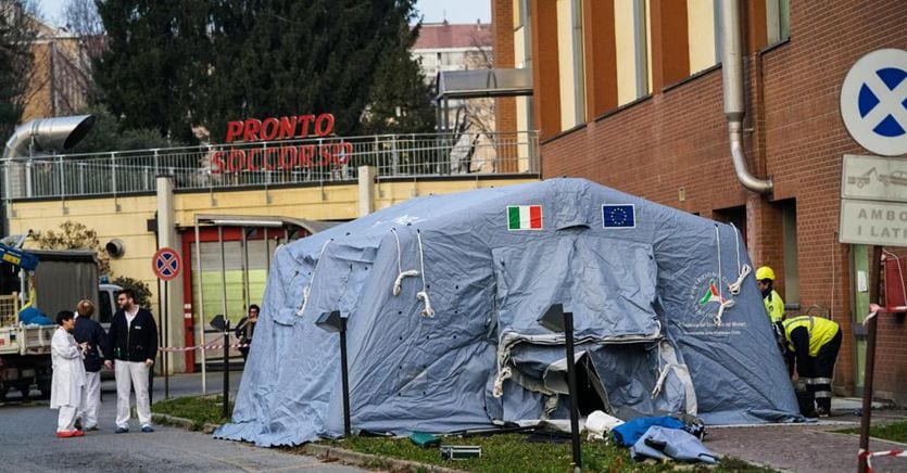 La protezione civile monta la tenda di osservazione davanti al pronto soccorso dell'ospedale San Giovanni Bosco, Torino (Ansa) 