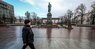 Piazza Pushkin. Anche le vie e le piazze del centro di Mosca si stanno svuotando per l’effetto dell’emergenza coronavirus 