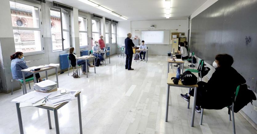A scuola classi divise, doppi turni, sabato in aula e (alle superiori