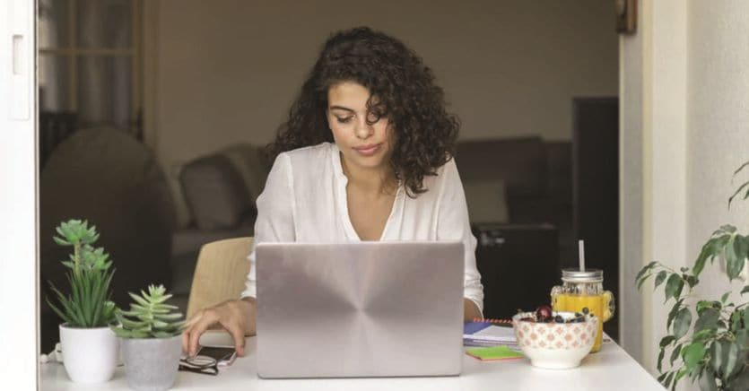Orari, reperibilità, riposo: cosa prevede il Ddl sullo smart working thumbnail