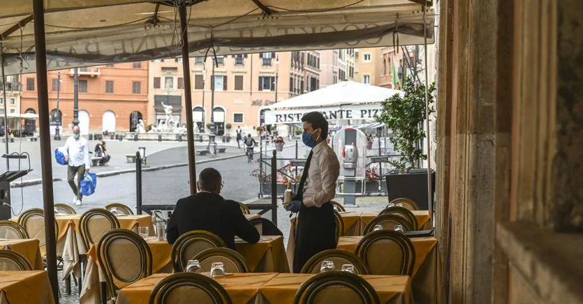 Coronavirus, dal bonus ristoranti ai 600 euro per il turismo: gli aiuti in arrivo con il decreto agosto thumbnail