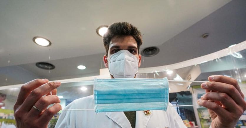 Gli italiani comprano sempre meno mascherine: in 100 giorni acquisti più che dimezzati thumbnail
