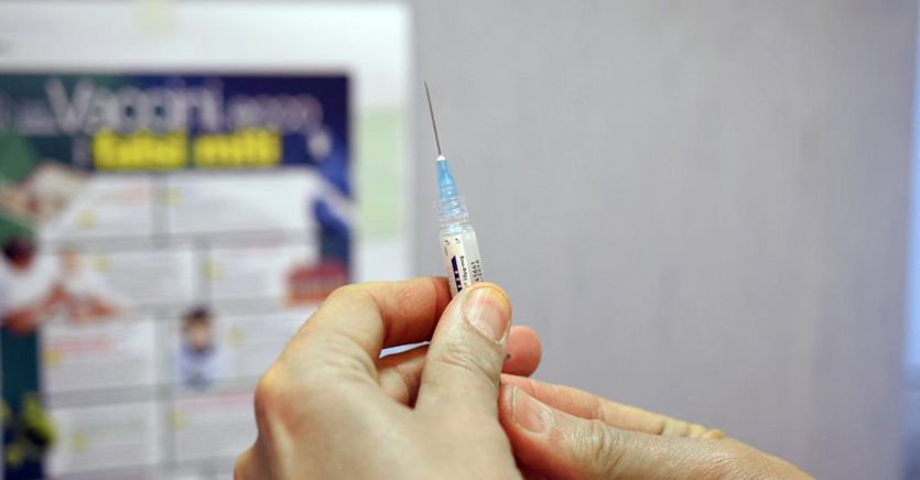Vaccino anti-influenzale, a chi è raccomandato? corsa delle Regioni ma le dosi non bastano thumbnail