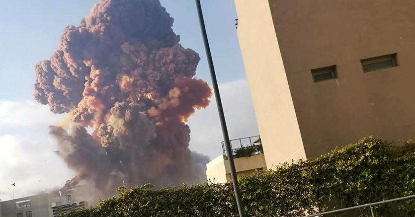 Beirut, esplosione in un deposito di fuochi d’artificio devasta la zona del porto. Almeno 10 vittime, centinaia di feriti thumbnail