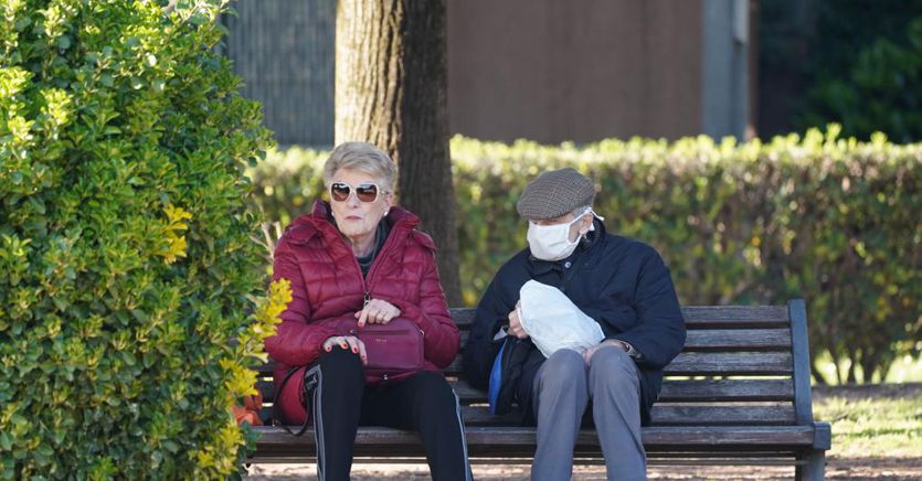 Dalla quarantena al vaccino anti-influenza, le 4 regole per proteggere gli anziani thumbnail