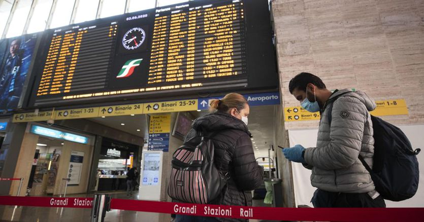 Coronavirus, sui treni posti a scacchiera, resta un metro di distanza al chiuso thumbnail