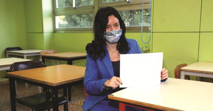 Scuola, dalle distanze ai test sierologici pronte le regole per il ritorno in classe. Banchi, aule e prof in pole tra le incognite thumbnail