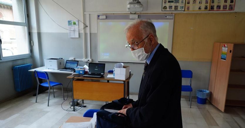Scuola, ancora niente accordo sulla riapertura. Ecco cosa divide governo e tecnici thumbnail