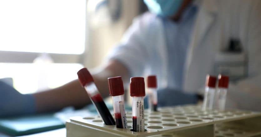 Gli italiani colpiti dal Covid sono 1,5 milioni, metà in Lombardia: letalità scende al 2,5%. A Bergamo uno su 4 ha gli anticorpi thumbnail