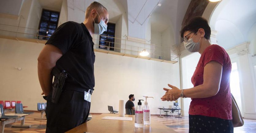 Coronavirus, ultimi dati: in Italia altri 1.462 casi e 9 morti thumbnail