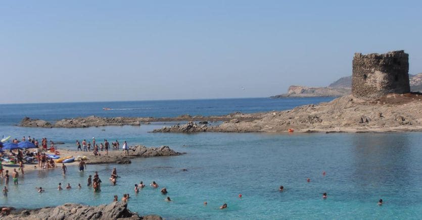 In Sardegna ora piovono disdette. L’appello: «Regione sicura, i casi sono importati» thumbnail