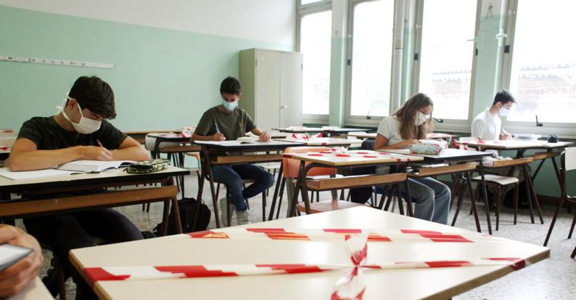 Scuola: dai banchi alle cattedre vuote, tutti i numeri della riapertura thumbnail