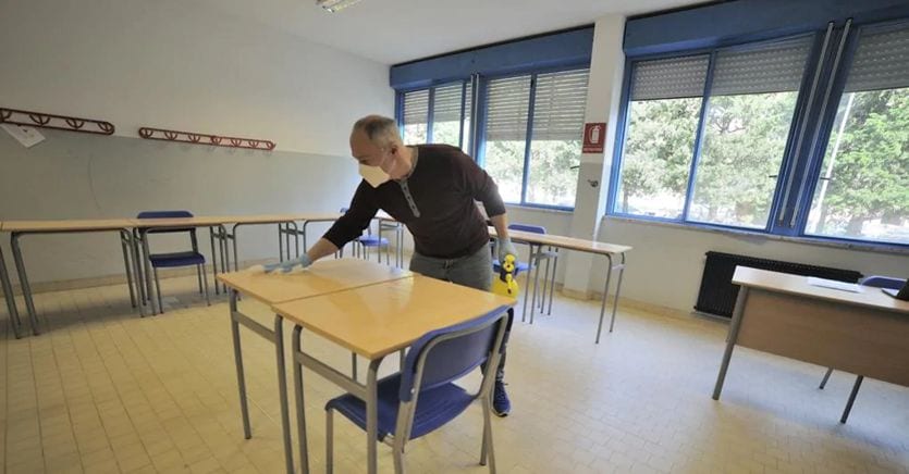 Scuola, dalle mascherine agli ingressi scaglionati: 10 regole dei medici per la ripartenza sicura thumbnail
