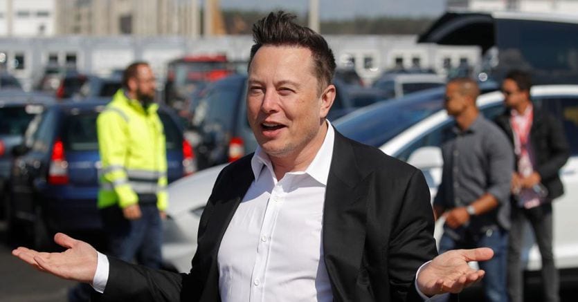Elon Musk ora Ã¨ piÃ¹ ricco di Bill Gates, Tesla vale oltre 500 miliardi di dollari