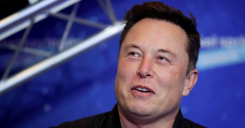 L’ultima di Elon Musk: Tesla investe 1,5 miliardi di dollari in Bitcoin. La criptovaluta s’impenna
