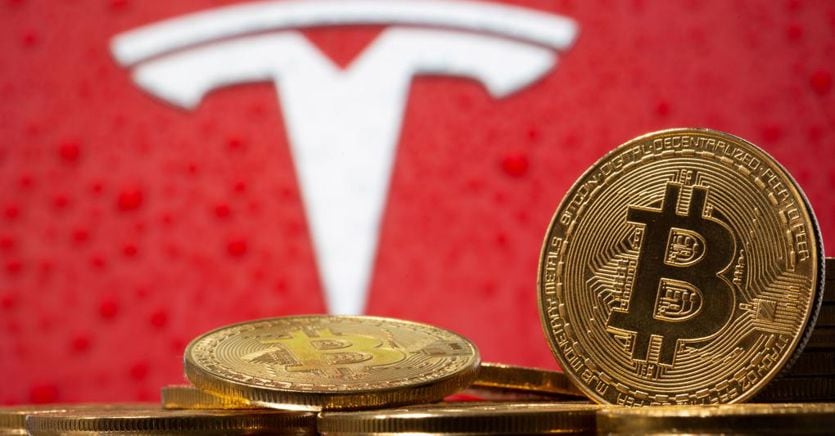 Tesla azzera i guadagni del 2021: ora è «vittima» del bitcoin