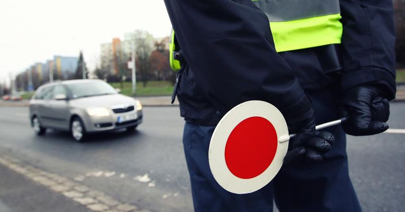 Falso e abuso d’ufficio per l’agente della stradale che annulla ai carabinieri la multa per eccesso di velocità