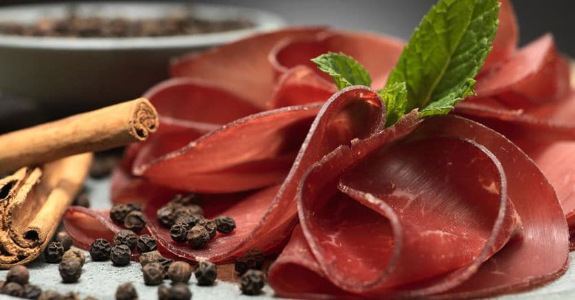 Bresaola Valtellina Igp: produzione in calo del 9%, ma più vendite in vaschetta