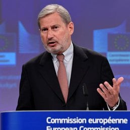 Il commissario europeo al Bilancio Johannes Hahn (foto Reuter) 