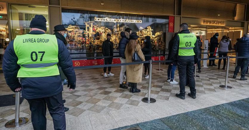 Reato per l’addetto alla vigilanza del negozio che perquisisce il sospetto ladro