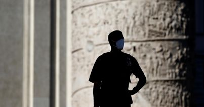 Turisti in centro a Roma nelle prime settimane senza le restrizioni sugli spostamenti (LaPresse)