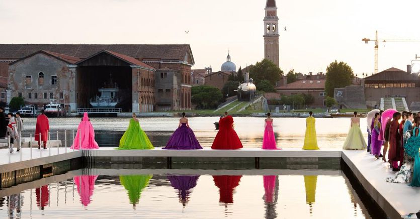 Valentino inventa la couture degli artisti e la porta a Venezia