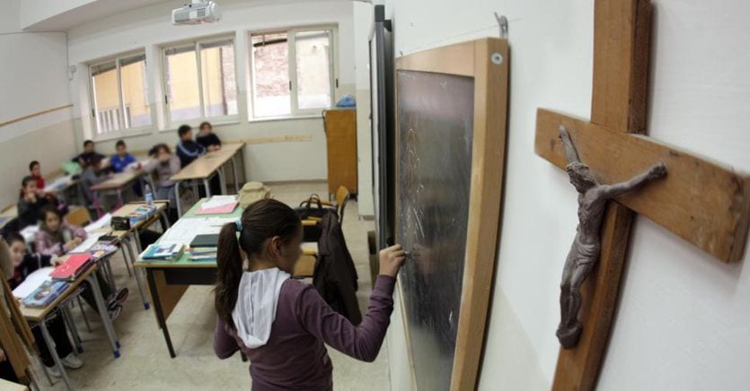 Il crocifisso può stare in classe anche accanto a simboli di altre fedi