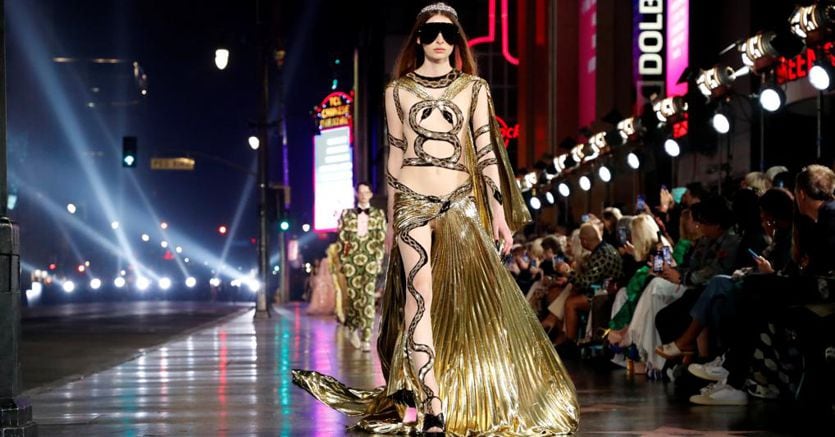 Gucci sfila a Los Angeles: modelli fiammeggianti su Hollywood boulevard