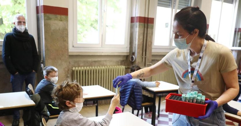 Corre il virus, tasso di ospedalizzazione 7 volte più alto per i no vax