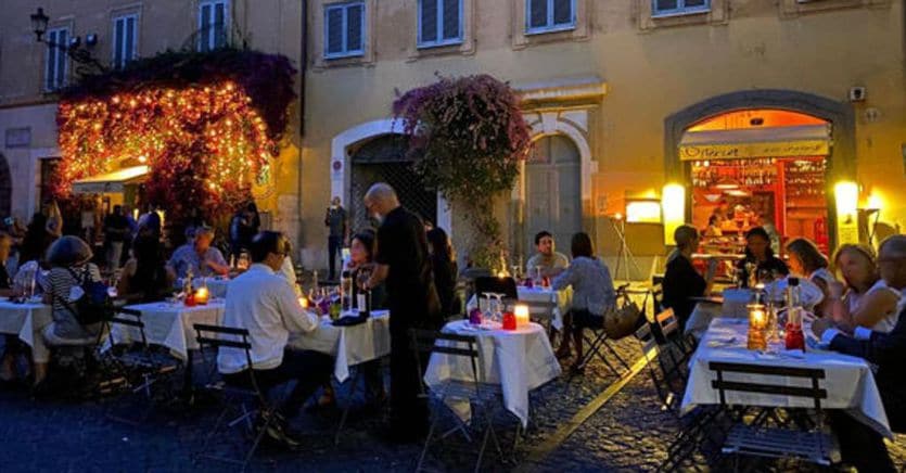 Cambia il modo di vivere il ristorante: meglio pochi piatti e molto verde