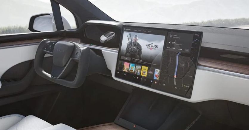Tesla sotto indagine negli Usa per l’utilizzo dei videogiochi durante la guida
