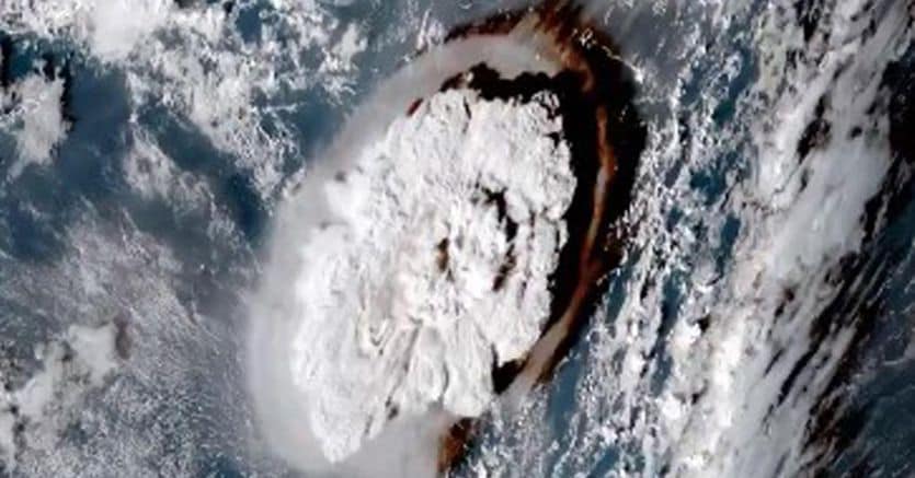 Tonga, un volcán submarino entra en erupción.  El tsunami llega a Japón, olas también en la costa oeste americana